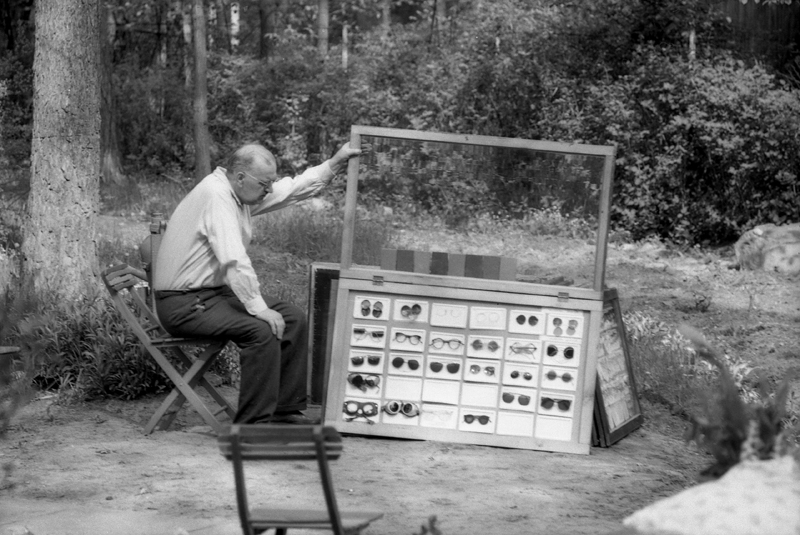 O i tu okularnik Owsiak, pokazuje – on miał kolekcję jakichś okularów wiesz przedwojennych takie lorgnon, takie, wiesz coś niesamowitego jakie on miał te zbiory! Zbiory miał tych okularów.