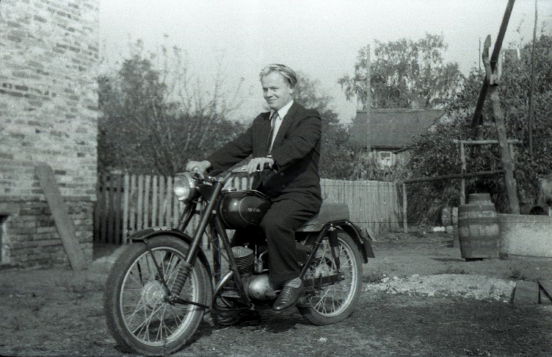 A to jest mąż tej Haliny na WFM-ce, na której i ja jeździłem. A to jest bardzo dobry facet, Franciszek, inżynier w Ostrówku.