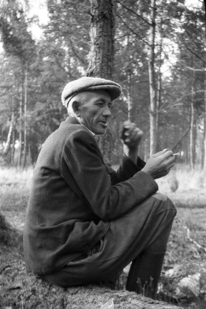 A to jest znów mojego ojca brat, Stefan. Brat mojego ojca, Feliksa, i tam co była Marysia, znaczy matka Basi – ciotka Maryśka. I jeszcze tam ktoś był... Władysław Zaremba. Cała rodzina, tam ich chyba z dziesięć było. Kiedyś to te rodziny to były.