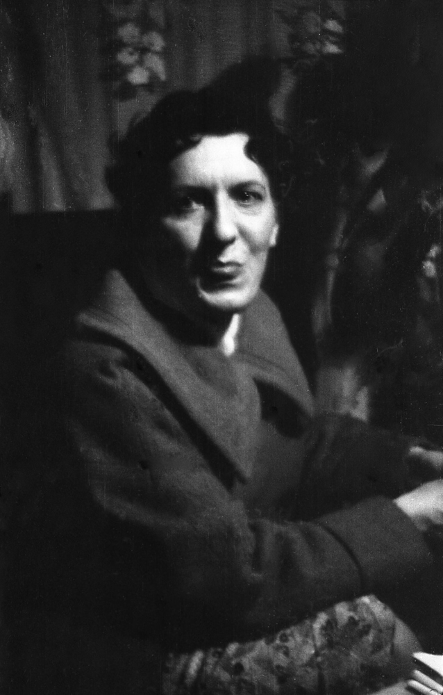 A to Geśka, siostra Jolki. Ona była sekretarką jakiegoś ministra, kurczę. A sympatyczna babka była... Też już parę lat temu zmarła.