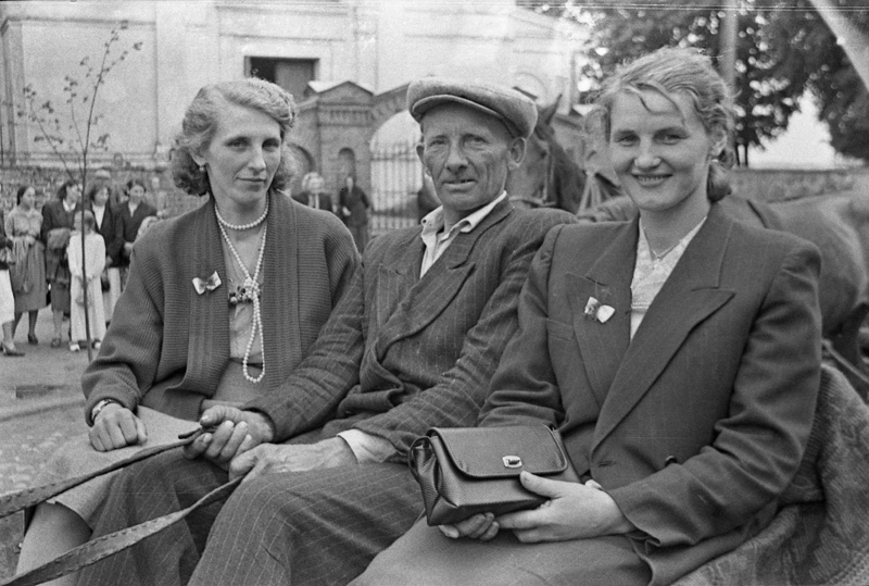 O a to też jest ciekawe. To jest mojej mamy brat, wujek Stefan. A te baby to nawet nie wiem, to jakieś jego kuzynki chyba, ze strony żony zdaje mi się.