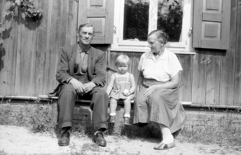 A to znów jest taki facet co się nazywał Filipowicz. On na jedną nogę cośtam... I jego żona. A to jest taka Hanka Filipowiczówna, co wyszła za takiego majora Wojska Polskiego. Taki facet który był w Laosie na tych misjach – kiedyś były takie misje w Laosie, w Kambodży i on tam był, ten jej mąż właśnie.