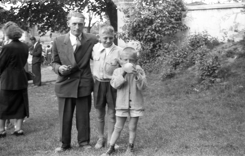 Ten Majchrzak... Ciotka była, wiesz, elegancką panią, i też taka wybredna była. I tych panów to ten nie, ten nie, a ten Nikodem to nie pasuje... I w końcu ten się przyplątał, Majchrzak, i wyszła za niego bo już w latach była.