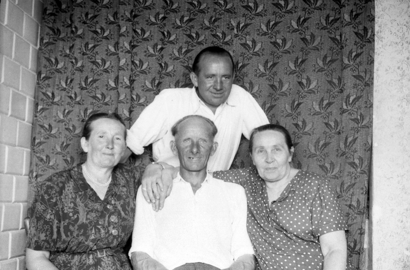 O a to jest historyczne zdjęcie! O Jezu... To jest ten wujo Stefan, a to jest Józek. To jest rodzeństwo wszystko. Na Żoliborzu.