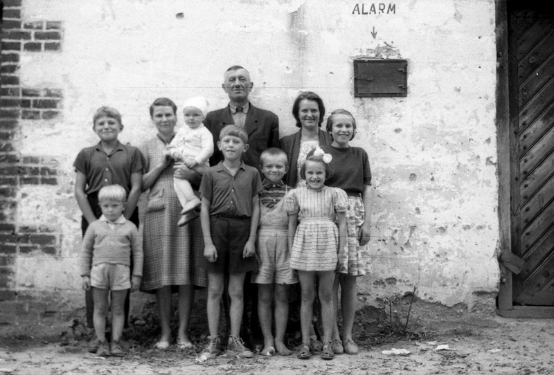 O, powiem wam o tej historii. To jest Stefan, najmłodszy brat mojego ojca, osiedlony w Boglewicach – za Grójcem, Boglewice. No i to jego żona Władzia z którą miał raz, dwa, trzy, cztery, pięć, sześć, siedem, osiem – ale to nie wszystkie dzieci, bo tam chyba była dziesiątka tych dzieci wiesz.